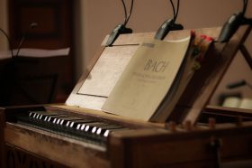 órgano con libro música de Bach