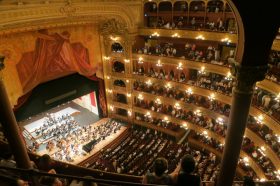 vista teatro lleno de público