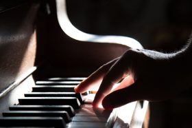 mano tocando piano