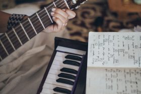 órgano y guitarra con cuaderno con música