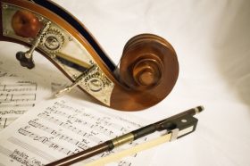 arco y parte de violín sobre partitura