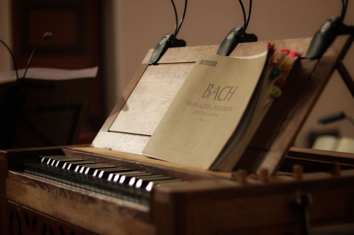 Organo con libro de música de Bach