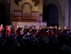 Coro y orquesta frente a un gran órgano.