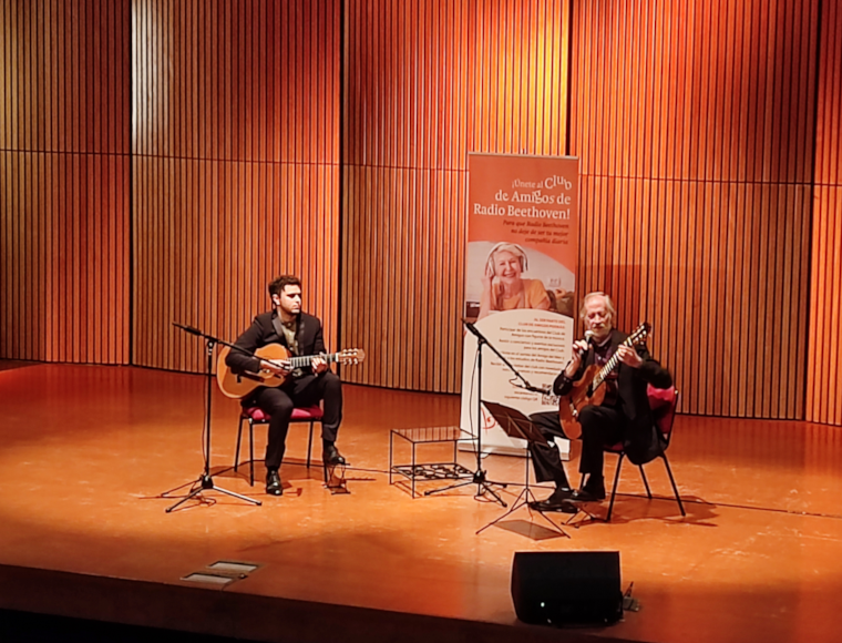 Amigos de Radio Beethoven viajaron por la historia a bordo de dos guitarras