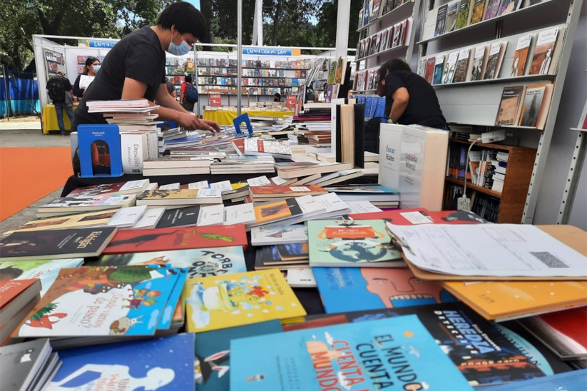 Cámara Chilena del Libro Feria del Día del Libro UC Radio Beethoven
