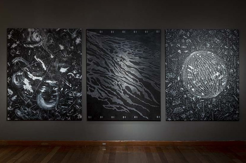 La muestra reúne el libro de artista ADOBE/BABEL, la obra Tejiendo sentido y el video Devolver.