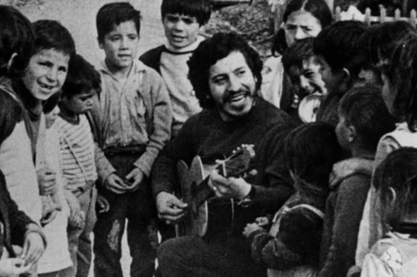 Músicos, poetas, artistas gráficos, actores y bailarines rinden homenaje a Víctor Jara en la Sala de Cámara de Copiapó.