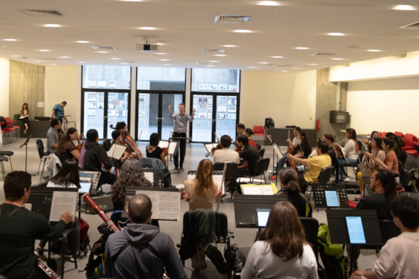 Se escucharán suites de Carmen de Bizet y Peer Gynt de Grieg, además del intermezzo de Cavalleria Rusticana de Mascagni.