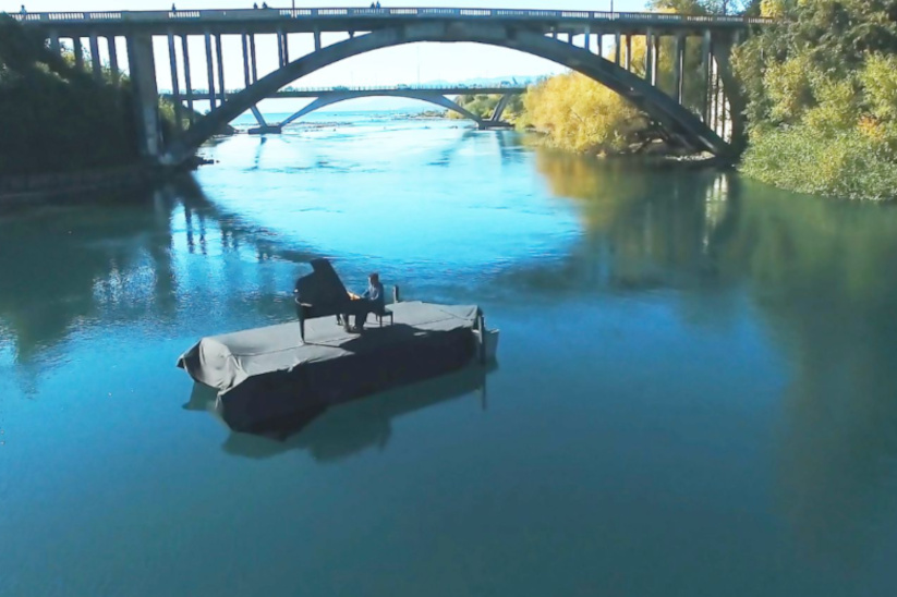 Con un concierto al aire libre, el pianista lanzará un videoclip que grabó en un escenario flotante sobre el río Toltén.