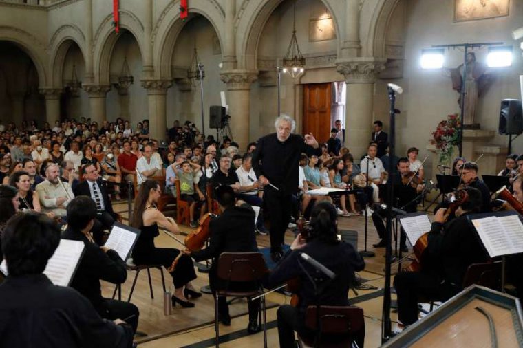 Nicolas Rauss dirigió el Concierto de Navidad UC 2022 (en la foto). Ahora debuta en el Ciclo Bach Santiago. Foto: César Cortés.