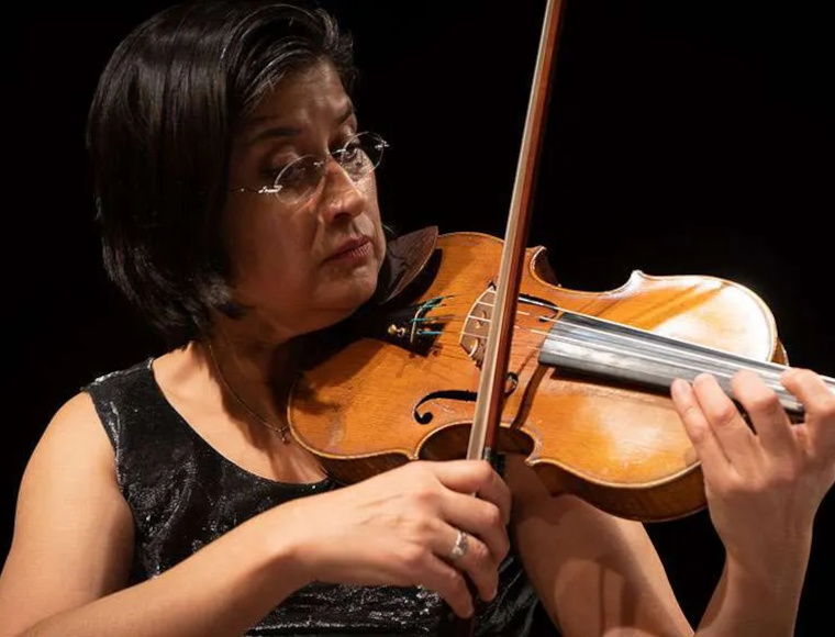 El famosísimo Trío Dumky y la  reconocida Sonatina Op.100 del célebre artista bohemio, que reflejan su talento melódico y su capacidad para fusionar la música de tradición escrita con el folclor, abordarán Liza Chung, Martin Osten y Oriana Silva. "La música de los pueblos nace de la necesidad de compartir la expresión colectiva, cargada de sentimientos diversos, profundas tristezas y alegrías, y eso se aprecia en las dos obras que tocaremos; la melancolía contrastada con el festejo", adelanta la violinista.
