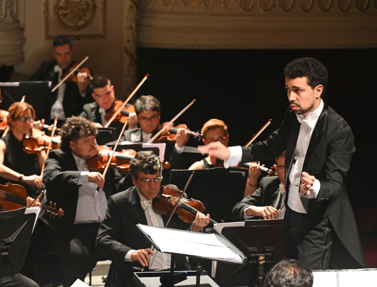 Luis Toro Araya y la Filarmónica de Santiago: Un Bruckner jovial y enérgico