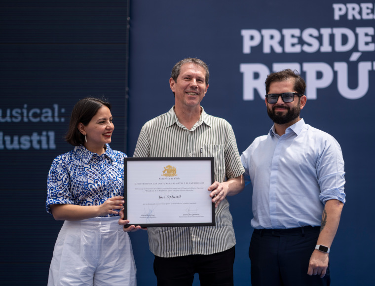 Presidente Gabriel Boric entrega premio a José Oplustil: "Ha tenido un papel importante en promover la música chilena y contemporánea y en ampliar el acceso a la música de nuestros compatriotas"
