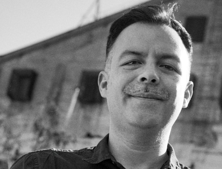 Martín Farías lanza libro sobre la música que acompañó al cine mudo en Chile: "Supuestamente, esas exhibiciones cinematográficas eran silentes, pero en realidad eran todo lo contrario"