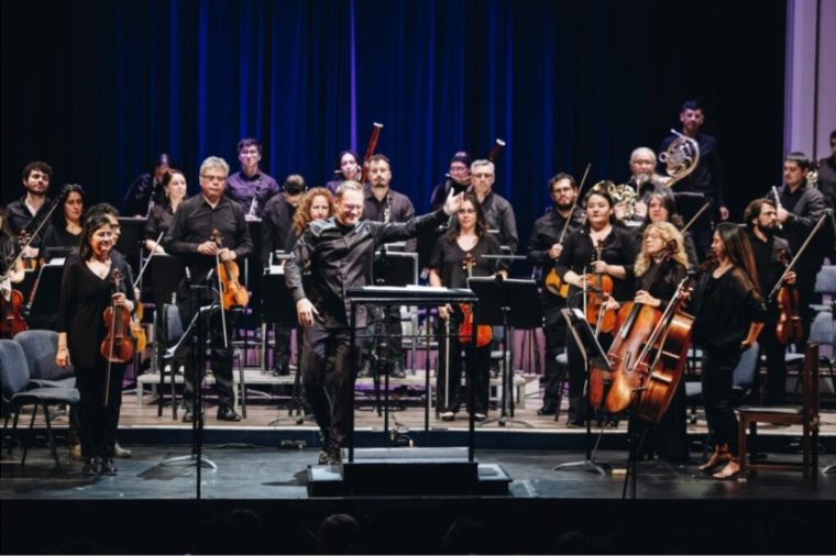 Tobias Volkmann dirige a la Orquesta Usach. Foto: Gary Go.