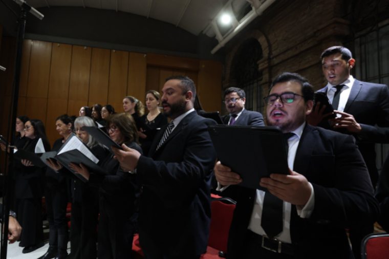 Coro de Cámara UC que dirige Felipe Ramos Taky. Foto: Dirección de Comunicaciones UC.