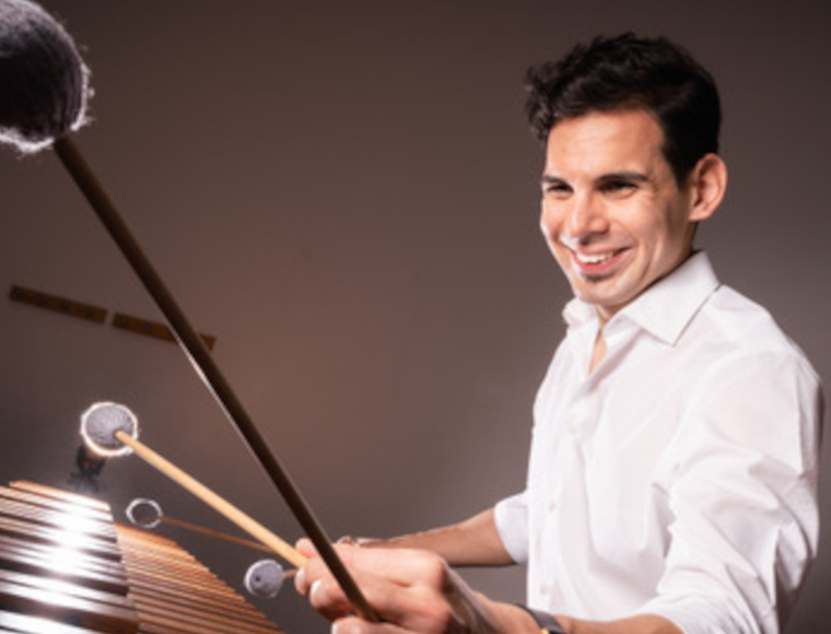 Virtuoso percusionista Cristóbal Gajardo vino a Chile a estrenar obras de Daniel Rojas y Luis Chávez Chávez: "La marimba tiene una dualidad sinfónica y folclórica que ambos compositores explotan muy bien"